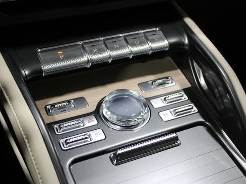 Used 2025 Lincoln Nautilus Reserve AWD/4WD image 16