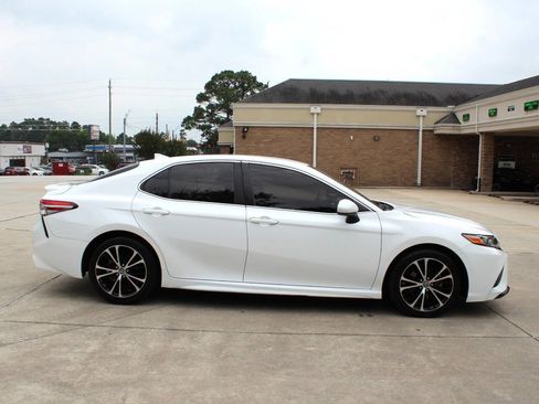 Used 2019 Toyota Camry SE FWD image 1