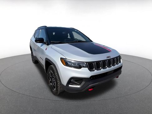Used 2025 Jeep Compass Trailhawk AWD/4WD image 3