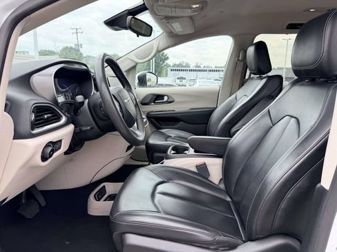 Used 2023 Chrysler Pacifica Touring-L FWD image 16