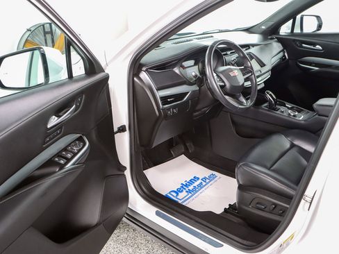 Used 2023 Cadillac XT4 Premium Luxury image 3