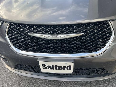 Used 2021 Chrysler Pacifica Touring-L w/ Uconnect Theater Family Group FWD image 4