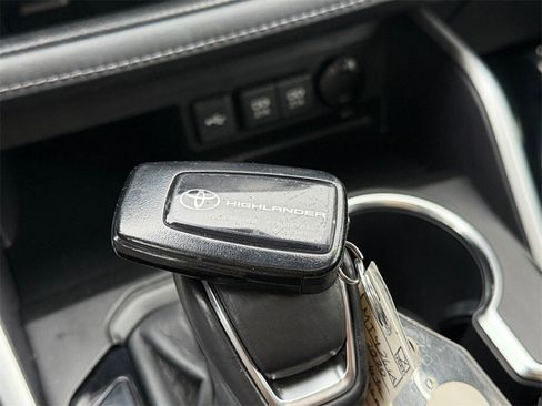 Used 2020 Toyota Highlander XLE image 29