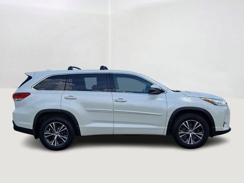 Used 2018 Toyota Highlander Plus w/ Carpet Mat Package (TMS) AWD/4WD image 7