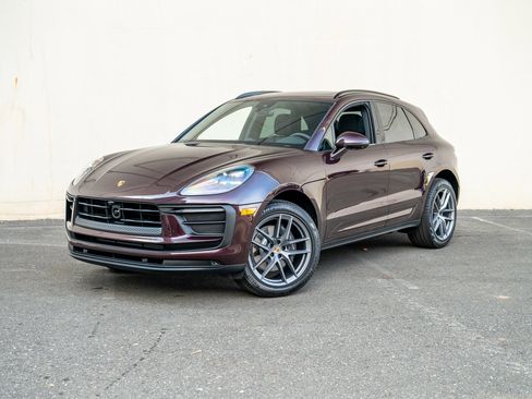 Certified 2025 Porsche Macan image 1