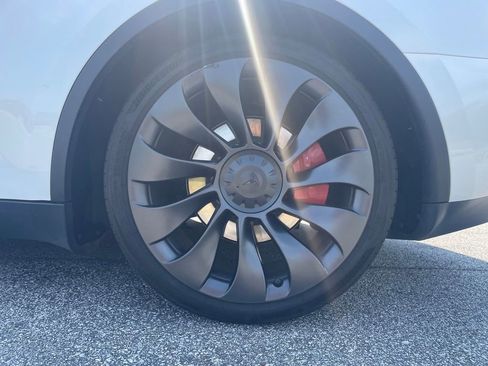 Used 2023 Tesla Model Y Performance AWD/4WD image 9