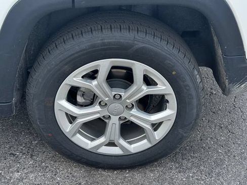 Certified 2024 Jeep Compass Latitude AWD/4WD image 11