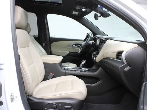 Used 2022 Chevrolet Traverse LT w/ LT Premium Package AWD/4WD image 31