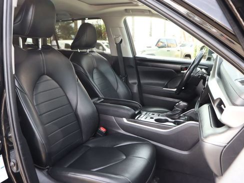 Used 2021 Toyota Highlander XLE AWD/4WD image 40