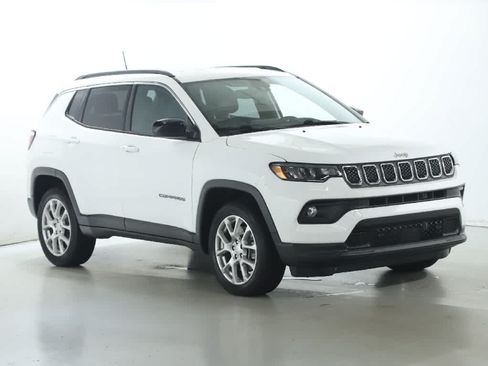 Used 2024 Jeep Compass Latitude AWD/4WD image 9
