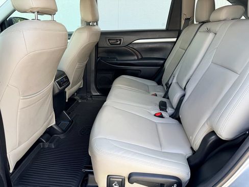 Used 2019 Toyota Highlander Plus FWD image 13