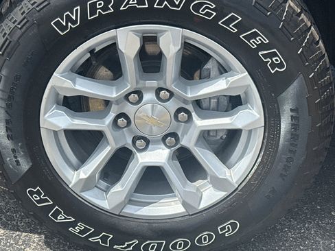 Certified 2022 Chevrolet Silverado 1500 LT w/ Z71 Off-Road Package AWD/4WD image 11