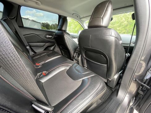 Used 2021 Jeep Cherokee Trailhawk AWD/4WD image 49