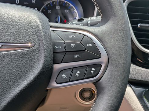 Used 2024 Chrysler Pacifica Touring-L FWD image 27