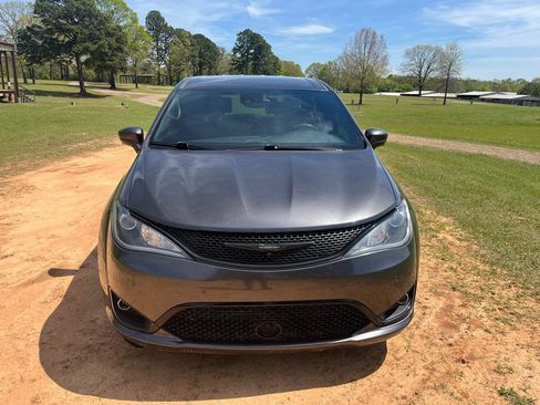 Used 2019 Chrysler Pacifica Touring Plus w/ Advanced Safetytec Group FWD image 3