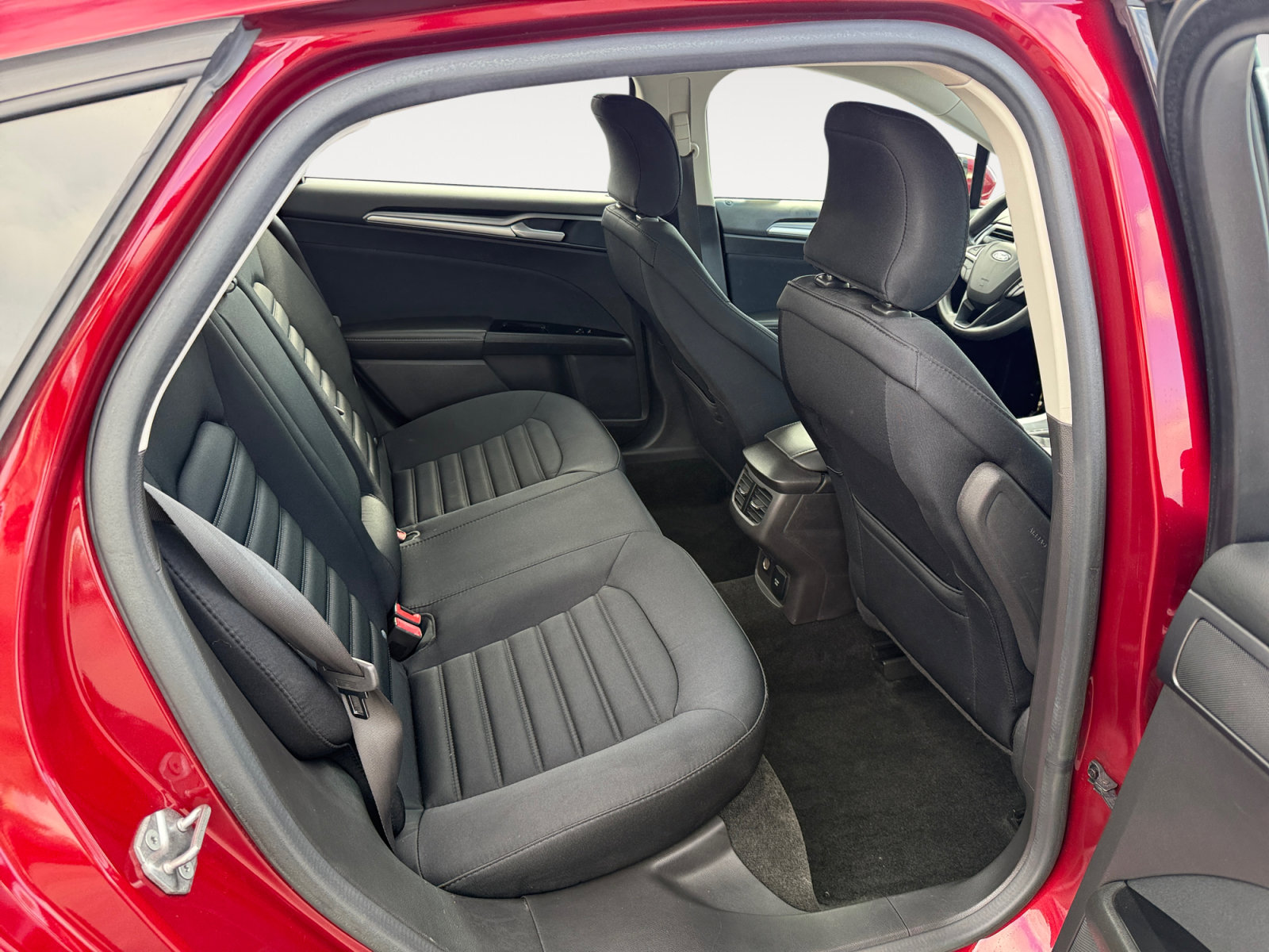 Used 2016 Ford Fusion SE FWD image 18