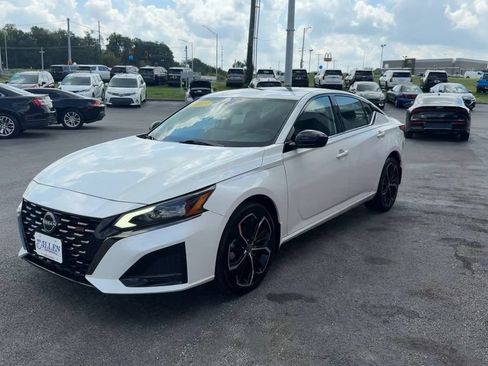 Used 2023 Nissan Altima 2.5 SR w/ SR Premium Package AWD/4WD image 2