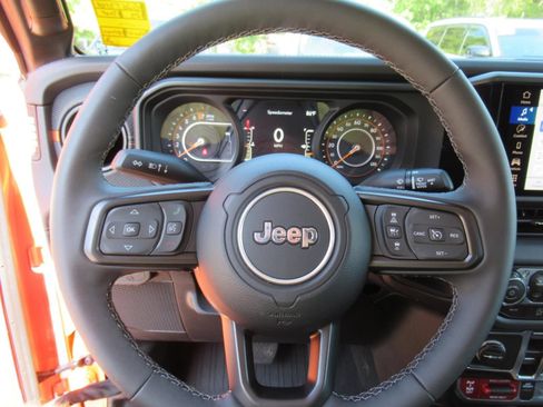 Certified 2025 Jeep Gladiator Mojave w/ Convenience Group AWD/4WD image 22