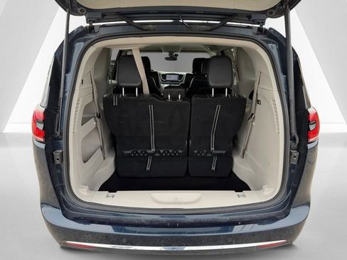 Used 2023 Chrysler Pacifica Touring-L image 34