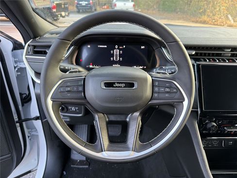 New 2025 Jeep Grand Cherokee Limited w/ Black Appearance Package image 25