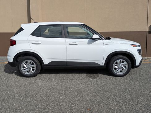 New 2026 Hyundai Venue SE image 3