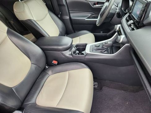 Used 2020 Toyota RAV4 XLE w/ Convenience Package image 12