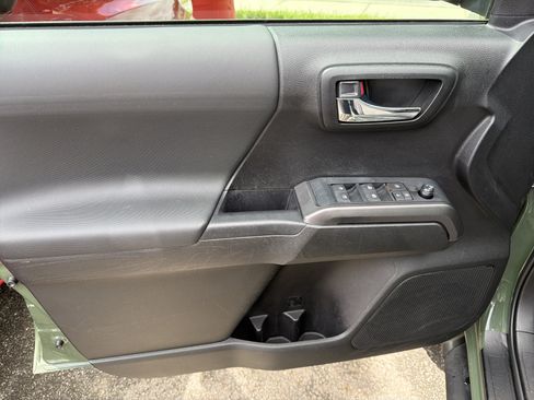 Used 2021 Toyota Tacoma TRD Sport AWD/4WD image 17