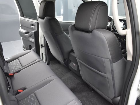 Used 2025 Nissan Frontier SV w/ Tow Package image 17