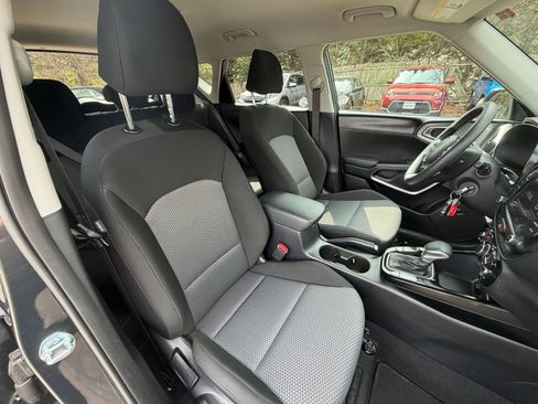 Used 2025 Kia Soul LX w/ LX Technology Package FWD image 34