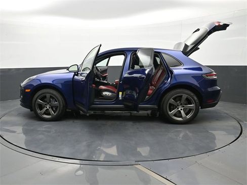 Certified 2025 Porsche Macan image 30