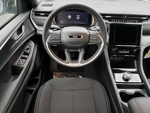 New 2025 Jeep Grand Cherokee Laredo image 9