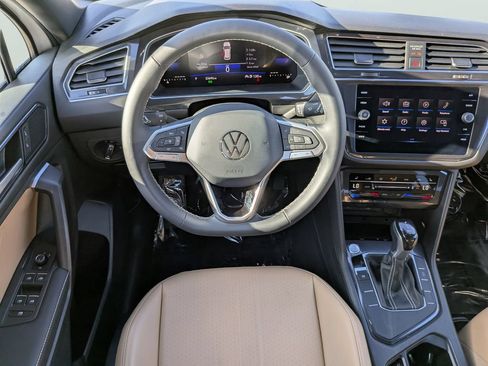 Used 2023 Volkswagen Tiguan SE FWD image 12