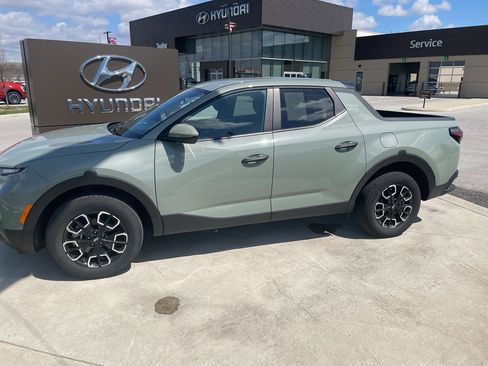 Certified 2024 Hyundai Santa Cruz SE image 2