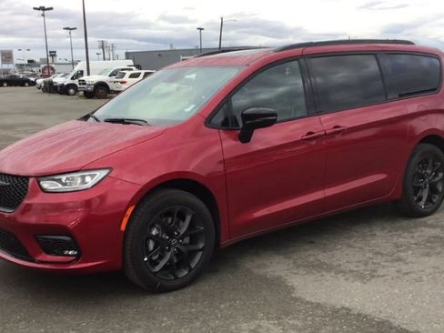 New 2026 Chrysler Pacifica Limited w/ S Appearance Package AWD/4WD image 4