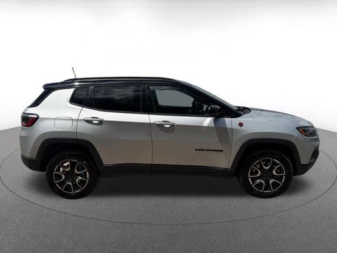 Used 2025 Jeep Compass Trailhawk AWD/4WD image 12