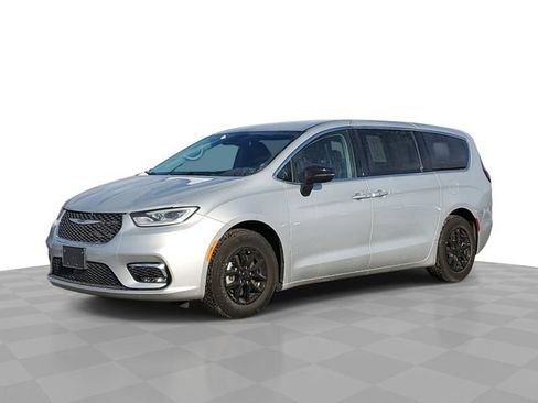 Used 2024 Chrysler Pacifica Touring-L image 1