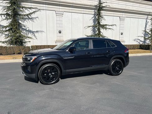 Used 2025 Volkswagen Atlas Cross Sport SE image 2