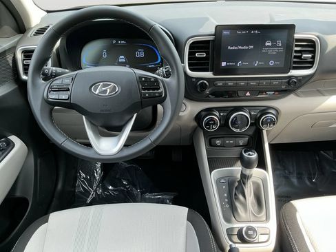Used 2025 Hyundai Venue SEL FWD image 16