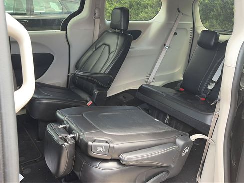 Used 2023 Chrysler Pacifica Touring-L FWD image 4