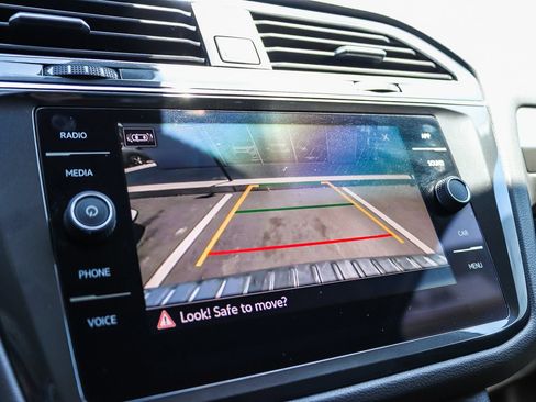Certified 2022 Volkswagen Tiguan SE FWD image 25