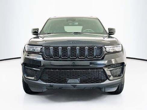 Used 2024 Jeep Grand Cherokee Altitude image 2