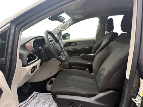 Used 2023 Chrysler Voyager LX FWD image 9