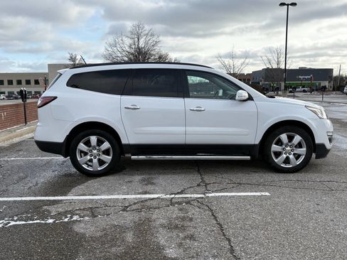 Used 2017 Chevrolet Traverse LT w/ Style and Technology Package image 9