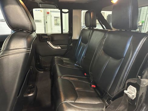Used 2016 Jeep Wrangler Unlimited Sahara w/ Connectivity Group AWD/4WD image 25