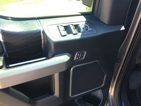 Used 2018 Ford F150 Platinum w/ Equipment Group 701A Luxury image 11