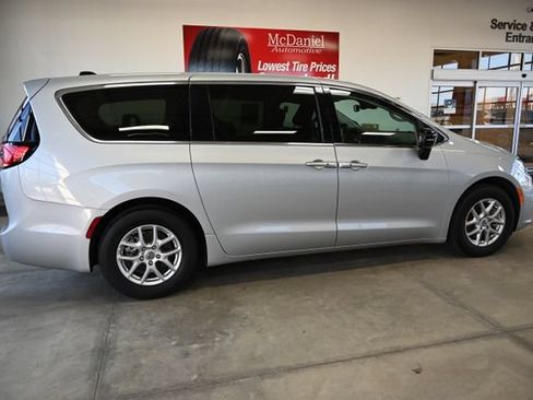 Used 2024 Chrysler Pacifica Touring-L FWD image 5