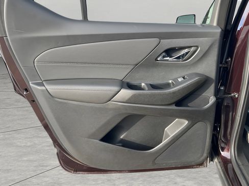 Used 2023 Chevrolet Traverse LT image 28