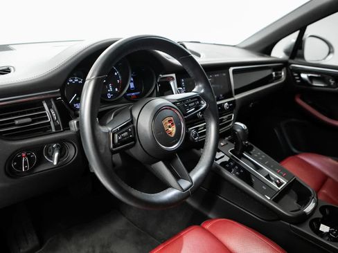 Certified 2023 Porsche Macan AWD/4WD image 4
