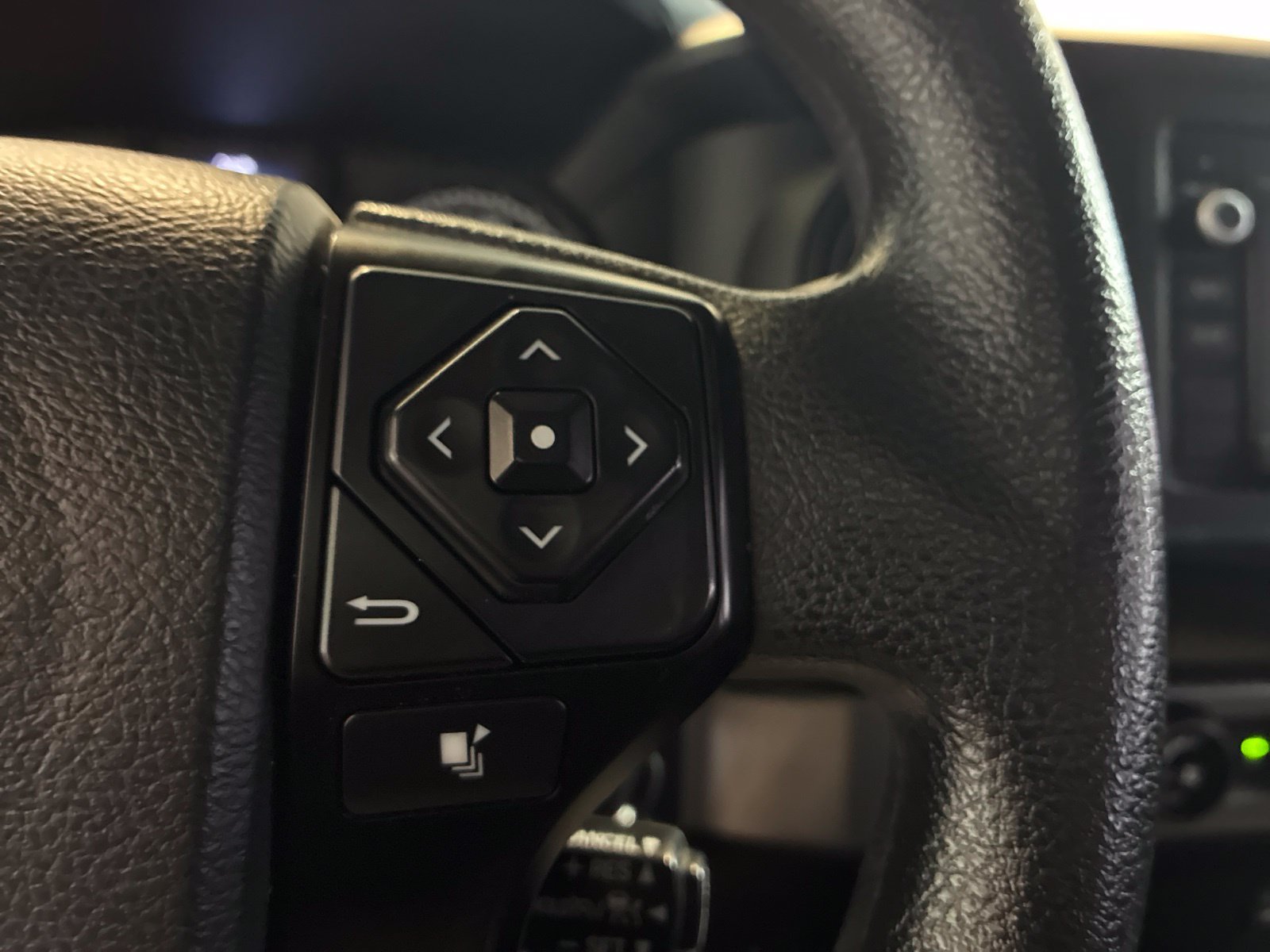 Used 2018 Toyota Tacoma SR w/ SR Convenience Package AWD/4WD image 18