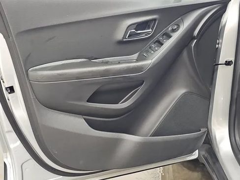 Used 2019 Chevrolet Trax LT w/ LT Convenience Package FWD image 12